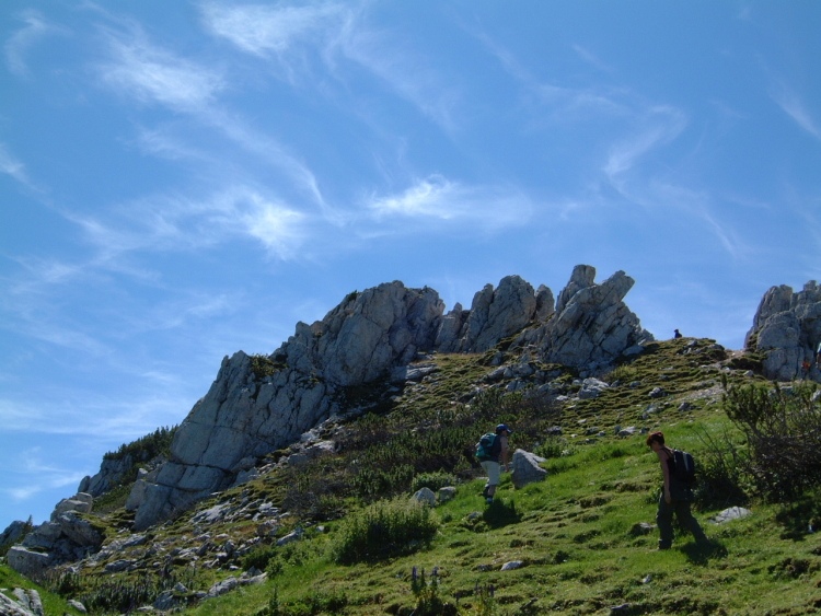 Prima degli spuntoni di roccia camminiamo su alcuni tratti d'erba.