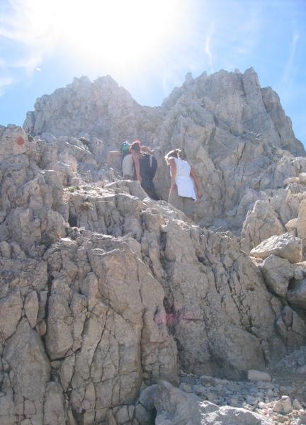 Tre di noi tra le rocce in controluce. Ci aspetta l'ultima parte faticosa.