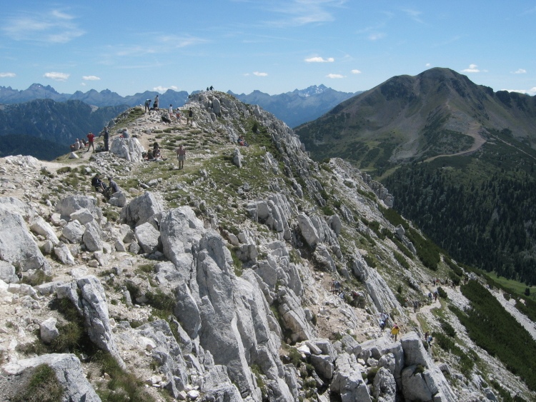 Siamo in cima. Vediamo il pianoro sassoso del Corno Bianco e sulla destra, cento metri più alto, il Corno Nero.