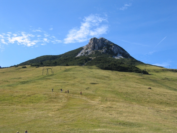 Scendiamo per i prati verso il Passo degli Oclini. Visto da qui il Corno Bianco sembra molto più innoquo.