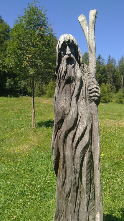 Scultura di legno: Gandalf il grigio con il suo pastone.